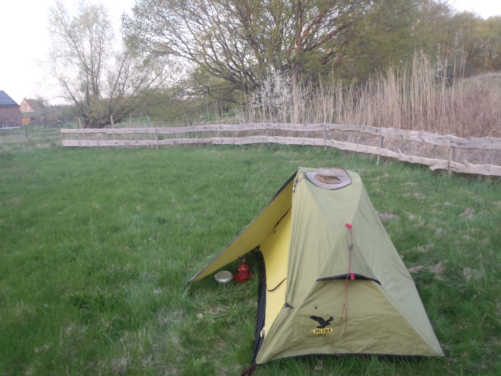 halblegaleszelteninabbendorfdercampingplatzistaufgelassen.jpg