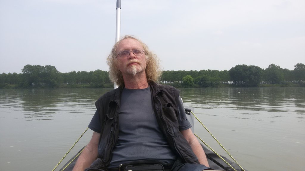 derflussfahrerdasstangerlhintererhardistunserreserveruderundkeinschnorchel.jpg