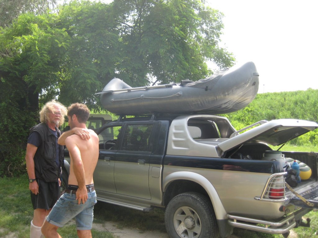 diehilfsbereitenmenschenbringenunsundunsereausrstungzumcamp.jpg