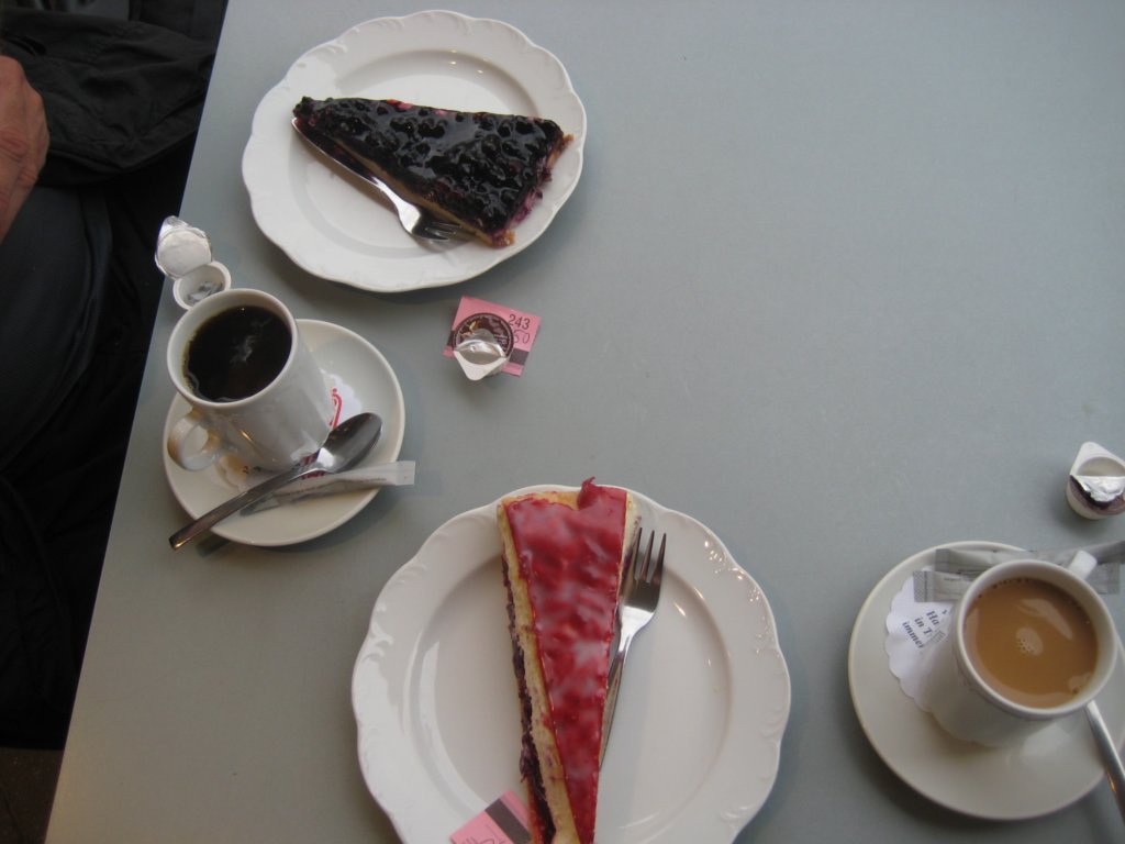 undeinewohlverdientekaffeejausemitmehlspeisen.jpg